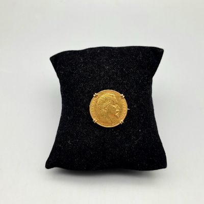 une pièce d'or posée sur un oreiller noir