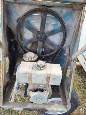 une machine qui est posée dans l'herbe, dehors