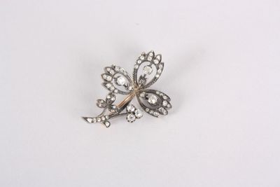 broche en or et argent sertie de petits diamants taillés en …