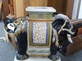 une statue d'éléphant avec un siège sur son dos