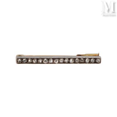 un gros plan d'un lingot de diamant sur fond blanc