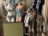 une photo d'un magasin de vêtements avec des mannequins et des vêtements exposés