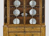 une vitrine ancienne surmontée d'une horloge