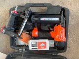 une trousse à outils comprenant une agrafeuse, une agrafeuse, une agrafeuse, une agrafeuse, une agrafeuse et une agrafeuse