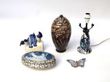 un grand nombre d'objets différents posés sur une table