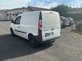une camionnette blanche garée dans un parking