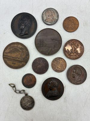 une photo représentant un tas de pièces de monnaie et un porte-clés posés sur une table