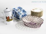 beaucoup d'assiettes et de tasses posées sur une table