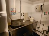 une salle de bains avec un lavabo et un miroir au mur