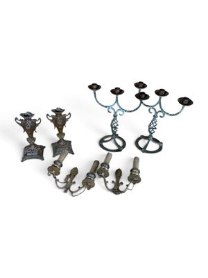 trois bougies et un chandelier sont posés les uns à côté des autres