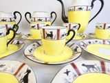de nombreuses tasses et soucoupes posées sur une table