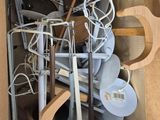 une boîte en carton remplie de toutes sortes d'ustensiles de cuisine