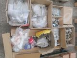 de nombreux cartons d'objets hétéroclites posés sur le sol