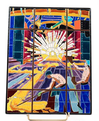 LONGWY. Plaque en faïence et émaux polychromes représentant …