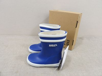 une paire de bottes de pluie bleues avec une étiquette dessus