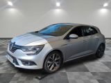 une voiture argentée garée dans une pièce au sol en damier