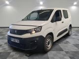 la camionnette blanche est garée sur le sol en damier d'une pièce