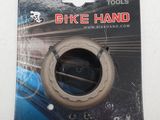 une poignée de vélo fixée au dos d'une carte