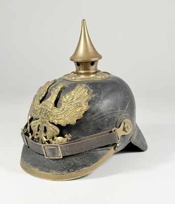 un gros plan d'un casque orné d'un aigle