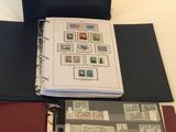 un classeur orné de timbres, posé sur une table