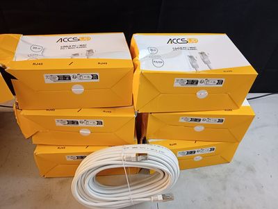 plusieurs boîtes d'appareils électroniques sont empilées les unes sur les autres