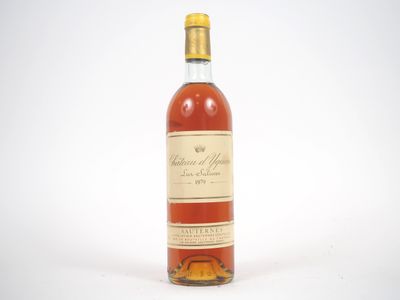 l'image d'une bouteille de vin posée sur une surface blanche