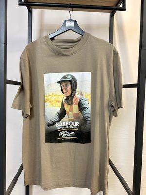 un t-shirt orné d'une image représentant un homme à moto