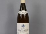 une bouteille de vin posée sur une table