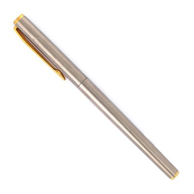 un stylo argenté posé sur une surface blanche