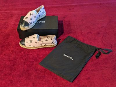 une paire de chaussures et un sac sur un tapis rouge