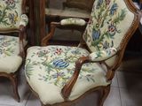 two chairs that are next to each other on the floor