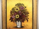 une peinture à l'huile représentant un vase de fleurs sur fond jaune