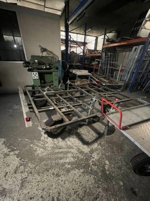 une remorque dotée d'un châssis métallique au milieu d'une pièce
