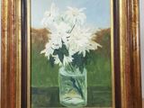 une peinture à l'huile représentant des fleurs blanches dans un vase en verre posé sur une table