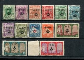 un ensemble de timbres présentant différents motifs sur un fond noir