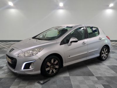 la voiture argentée est garée dans le garage sur le sol en damier