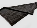 la couverture est composée de fourrure noire sur fond blanc