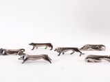 six figurines de chiens en argent sur fond blanc
