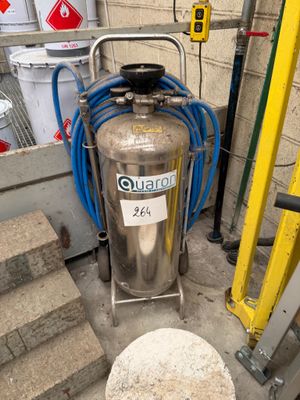 une photo d'une borne d'incendie dans un garage