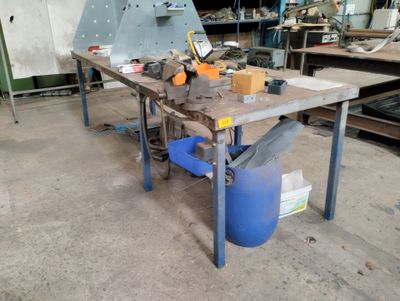 Table avec étau (3m x 1m) - Photo 1