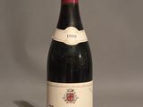 une bouteille de vin posée sur une table