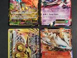 quatre cartes Pokémon différentes posées sur une table