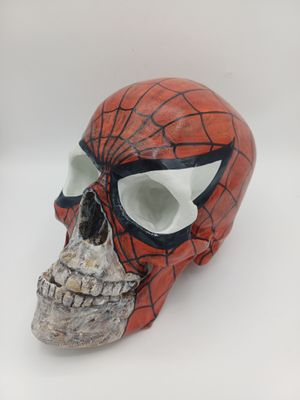 Crâne de Spider-Man portant un masque de Spider-Man sur fond blanc