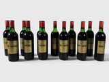 six bouteilles de vin sont alignées sur une surface blanche
