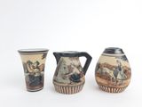 trois vases posés l'un à côté de l'autre sur une table