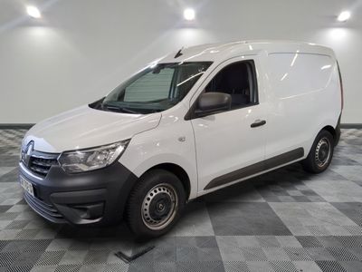 la photo d'une camionnette blanche sur un sol en damier