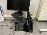 un bureau sur lequel se trouvent un écran, un clavier et une souris