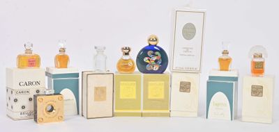 de nombreux flacons de parfum de toutes sortes alignés les uns à côté des autres