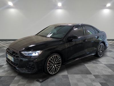 la photo d'une voiture noire garée dans un garage