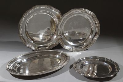 trois assiettes plaquées argent posées sur une table blanche, sur fond noir